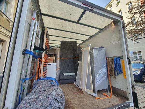 Umzugshelfer beladen LKW